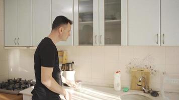 a homem com muito pequeno Comida esquerda, considerado. Comida problema. a homem quem tem pequeno Comida faz não quer para comer, ele é considerado. ele é planejamento. video