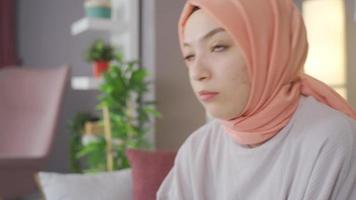 ledsen och omtänksam ung muslim flicka. muslim Tonårs flicka i hijab ledsen och stressad. video
