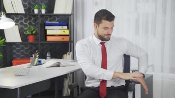 Übungen Das können Sein erledigt im das Büro. Dehnen Übungen. Büro Arbeiter zeigen Übungen Das können Sein erledigt im das Büro. video