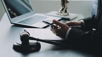 avocat masculin travaillant avec des documents contractuels et un marteau en bois sur table dans la salle d'audience. justice et droit, avocat, juge de la cour, concept. video