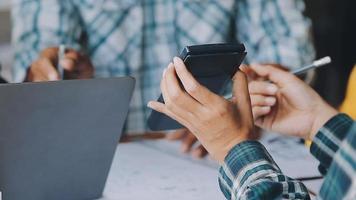 costruzione e struttura concetto di ingegnere Lavorando disegno su planimetria incontro per progetto Lavorando con compagno su modello edificio e ingegneria utensili nel Lavorando luogo, costruzione concetto video