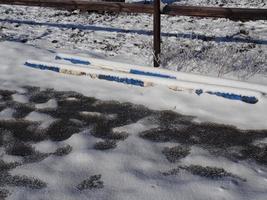 azul y blanco obstáculo barras cubierto con nieve foto