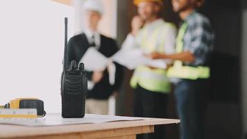 arquitecto hombre trabajando con ordenador portátil y planos, ingeniero inspección en lugar de trabajo para arquitectónico plan, bosquejo un construcción proyecto ,selectivo foco,negocio concepto Clásico color video