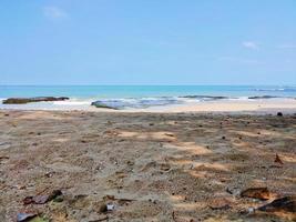 foto de natural paisaje desde el playa, durante el día a cualquiera playa