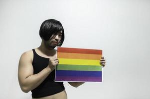 concepto del mes del orgullo lgbt, hombre guapo asiático maquillado y vestido con ropa de mujer, día de la libertad gay, retrato de no binario sobre fondo blanco foto