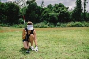 retrato de golfista asiático mujer participación golf madera a el país club, feliz mujer concepto, poner golf en alfiler foto