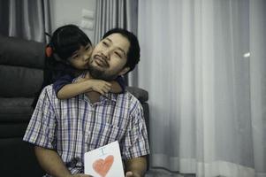 padre día concepto, asiático joven hermoso padre y hija permanecer a hogar juntos foto