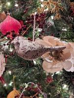 hermosa clásico Navidad árbol decoraciones foto