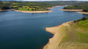 aéreo Visão reservatório em uma ensolarado dia video