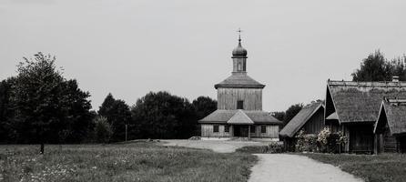 iglesia de madera vieja foto