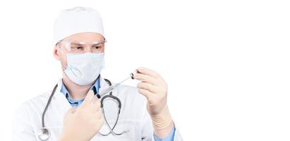 médico sosteniendo una viola con vacuna contra el virus de la corona. foto