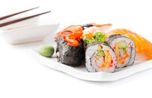 Sushi en blanco plato aislado foto
