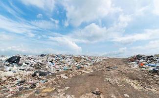 basura en municipal vertedero para casa residuos foto