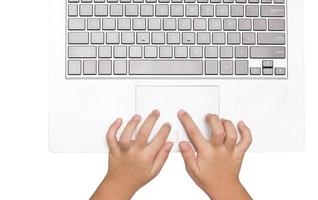 hembra manos utilizando ordenador portátil. negocio niña utilizando touchpad en blanco antecedentes. foto