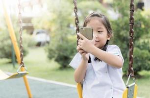 linda niña participación móvil teléfono a tomar foto