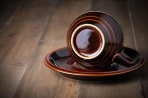 clásico taza de café en oscuro madera foto