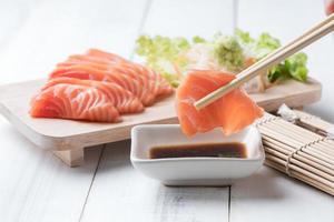 salmón sashimi con palillos. foto