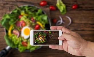 tomar foto Fresco vegetal ensalada por móvil teléfono