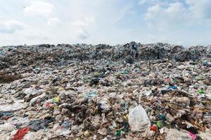 basura en municipal vertedero para casa residuos foto