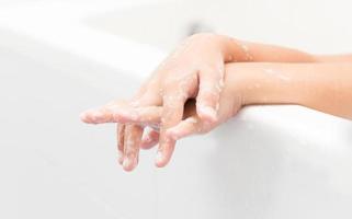 Lavado niño manos foto