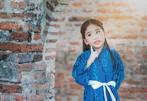 linda niña vistiendo nacional disfraces de Japón foto