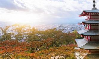 montaña fuji con chureito pagoda con luz de sol foto