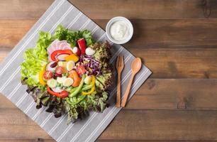 Fresco mezcla vegetación ensalada en marrón madera antecedentes. foto