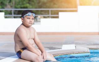 obeso grasa chico en nadando piscina foto