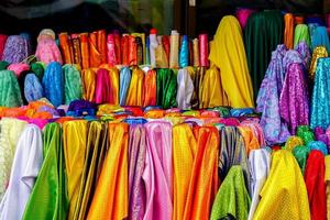 vistoso de sari telas para vender a indio almacenar, chiang mai, tailandia sari telas es tradicional indio mujer vestir usado como ambos el prenda y el frazada. foto