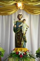 Santo Joseph y bebé Jesús de el católico Iglesia foto