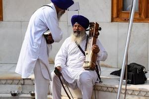 amritsar, India - febrero 26 2023 - no identificado devotos desde varios partes a dorado templo - harmandir sahib en amritsar, Punjab, India, famoso indio sij punto de referencia, dorado templo foto