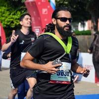 nueva delhi, india - 16 de octubre de 2022 - carrera de media maratón de vedanta delhi después de covid en la que los participantes del maratón están a punto de cruzar la línea de meta, media maratón de delhi 2022 foto