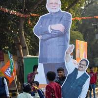 nueva delhi, india - 16 de enero de 2023 - el primer ministro narendra modi se cortó durante el road show de bjp, la estatua de pm modi mientras asistía a un gran mitin electoral en la capital foto