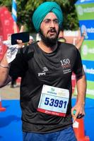 nueva delhi, india - 16 de octubre de 2022 - carrera de media maratón de vedanta delhi después de covid en la que los participantes del maratón están a punto de cruzar la línea de meta, media maratón de delhi 2022 foto