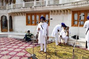 amritsar, India - febrero 26 2023 - no identificado devotos desde varios partes a dorado templo - harmandir sahib en amritsar, Punjab, India, famoso indio sij punto de referencia, dorado templo foto