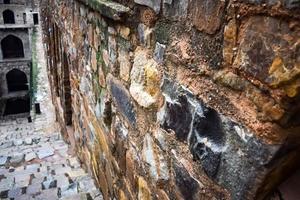 agrasen ki baoli - paso bien situado en medio de connaught colocado nueva delhi india, antigua construcción de arqueología antigua foto