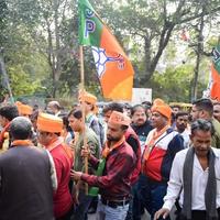 Delhi, India, diciembre 02 2022 -bharatiya janata fiesta - bjp seguidor durante mega la carretera espectáculo en apoyo de bjp candidato pankaj lutara a archivo nominación documentos adelante de mcd local cuerpo elecciones 2022 foto