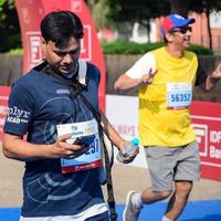 nueva delhi, india - 16 de octubre de 2022 - carrera de media maratón de vedanta delhi después de covid en la que los participantes del maratón están a punto de cruzar la línea de meta, media maratón de delhi 2022 foto