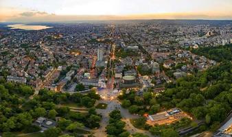 increíble detalle aéreo panorama de varna ciudad - mar jardín y ciudad centrar a puesta de sol foto