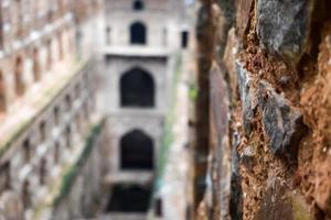 agrasen ki baoli - paso bien situado en medio de connaught colocado nueva delhi india, antigua construcción de arqueología antigua foto