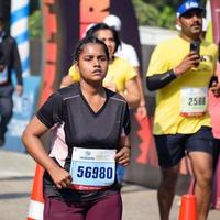 nueva delhi, india - 16 de octubre de 2022 - carrera de media maratón de vedanta delhi después de covid en la que los participantes del maratón están a punto de cruzar la línea de meta, media maratón de delhi 2022 foto