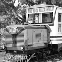 shimla, himachal pradesh, india - 14 de mayo de 2022 - tren de juguete ruta kalka-shimla, moviéndose en ferrocarril a la colina, tren de juguete de kalka a shimla en india entre bosques naturales verdes foto