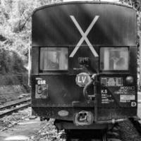 shimla, himachal pradesh, india - 14 de mayo de 2022 - tren de juguete ruta kalka-shimla, moviéndose en ferrocarril a la colina, tren de juguete de kalka a shimla en india entre bosques naturales verdes foto