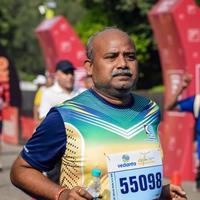 nueva delhi, india - 16 de octubre de 2022 - carrera de media maratón de vedanta delhi después de covid en la que los participantes del maratón están a punto de cruzar la línea de meta, media maratón de delhi 2022 foto