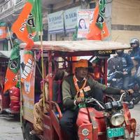 Delhi, India, diciembre 02 2022 -bharatiya janata fiesta - bjp seguidor durante mega la carretera espectáculo en apoyo de bjp candidato pankaj lutara a archivo nominación documentos adelante de mcd local cuerpo elecciones 2022 foto