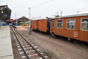 vista de las vías del tren de juguete desde el medio durante el día cerca de la estación de tren de kalka en india, vista de la vía del tren de juguete, cruce ferroviario indio, industria pesada foto