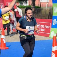 nueva delhi, india - 16 de octubre de 2022 - carrera de media maratón de vedanta delhi después de covid en la que los participantes del maratón están a punto de cruzar la línea de meta, media maratón de delhi 2022 foto