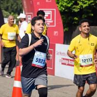 nueva delhi, india - 16 de octubre de 2022 - carrera de media maratón de vedanta delhi después de covid en la que los participantes del maratón están a punto de cruzar la línea de meta, media maratón de delhi 2022 foto