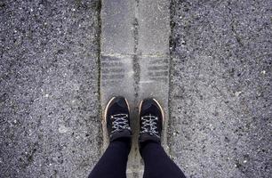 mujer pies en el asfalto foto