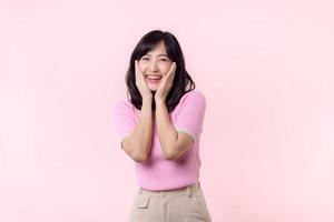 retrato hermosa joven asiático mujer modelo contento sonrisa en rosado suéter casual estilo Moda aislado en rosado estudio antecedentes. atractivo hembra persona alegre linda cara retrato, mujer día concepto. foto